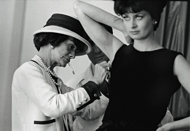 Coco Chanel podczas pracy | theguardian.com