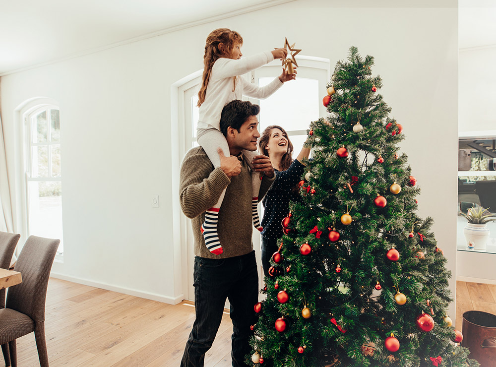 семья украшает елку на Рождество